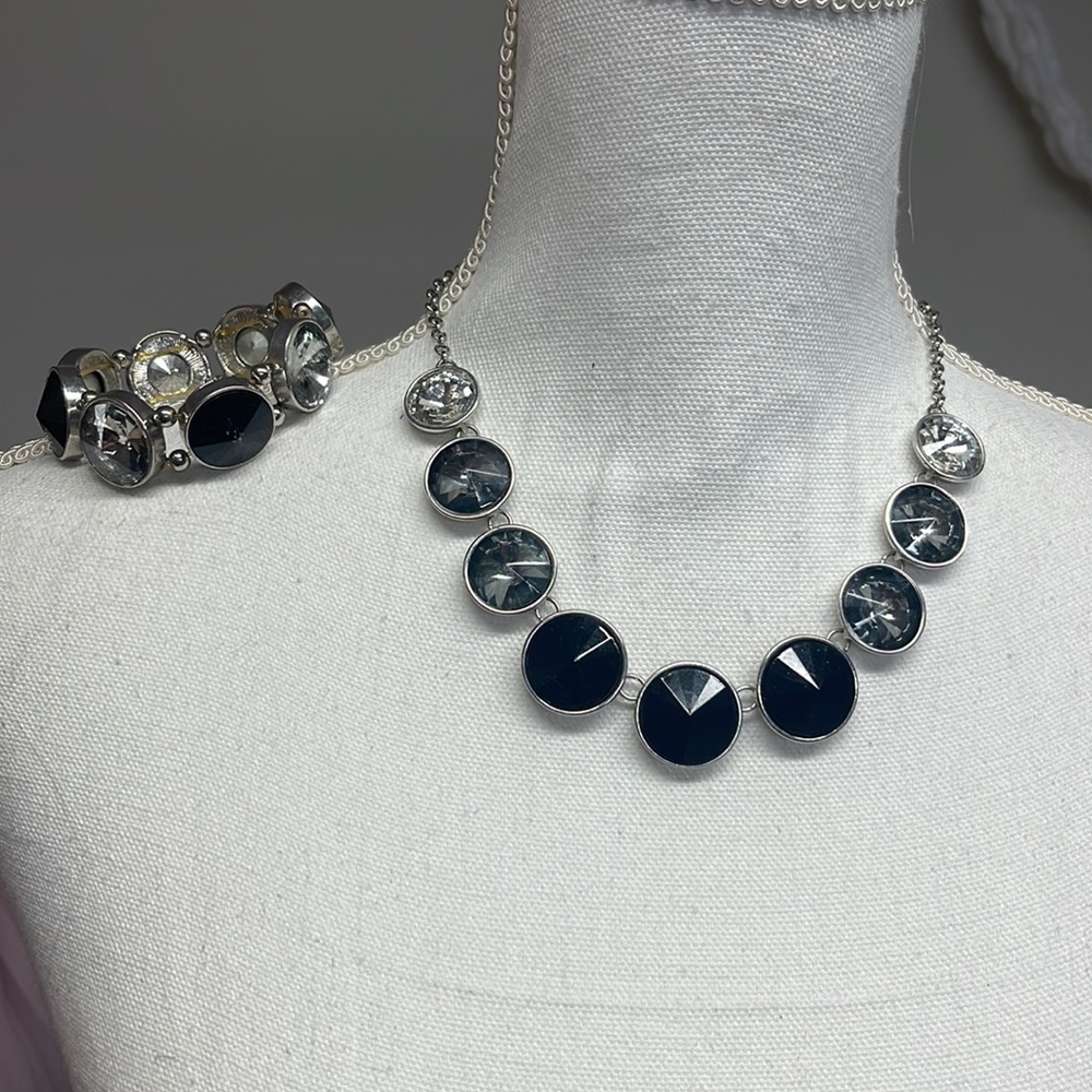 One sworn New York and Company sets of necklace and bracelet excellent condition